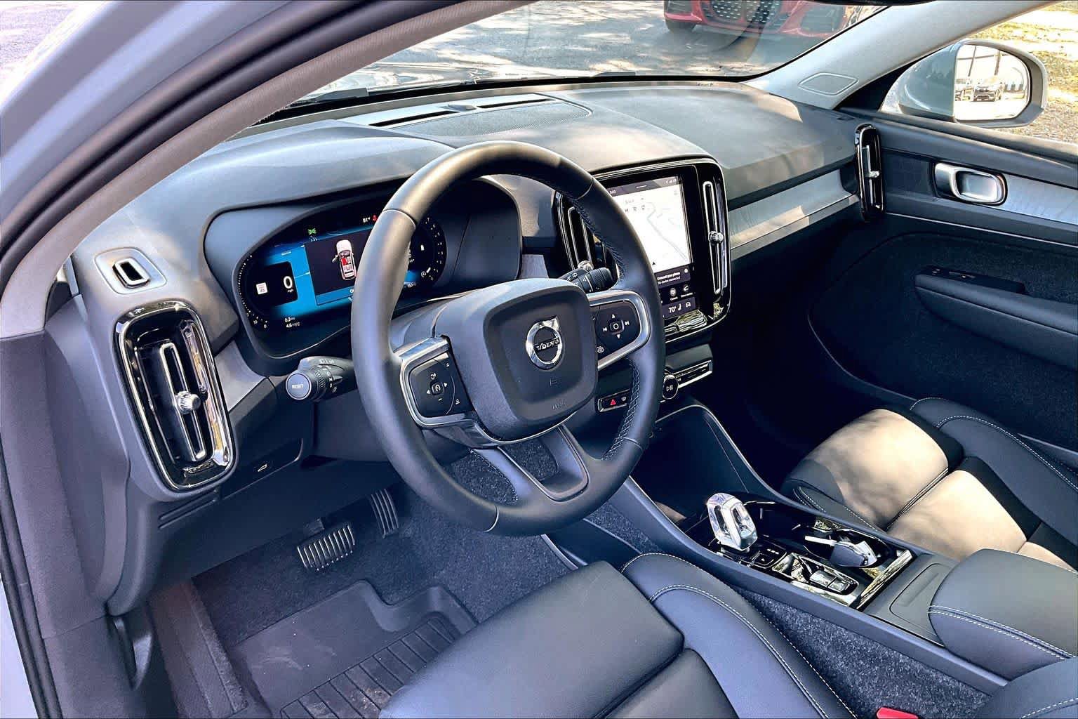 Used 2025 Volvo XC40 B5 Plus AWD/4WD image 18