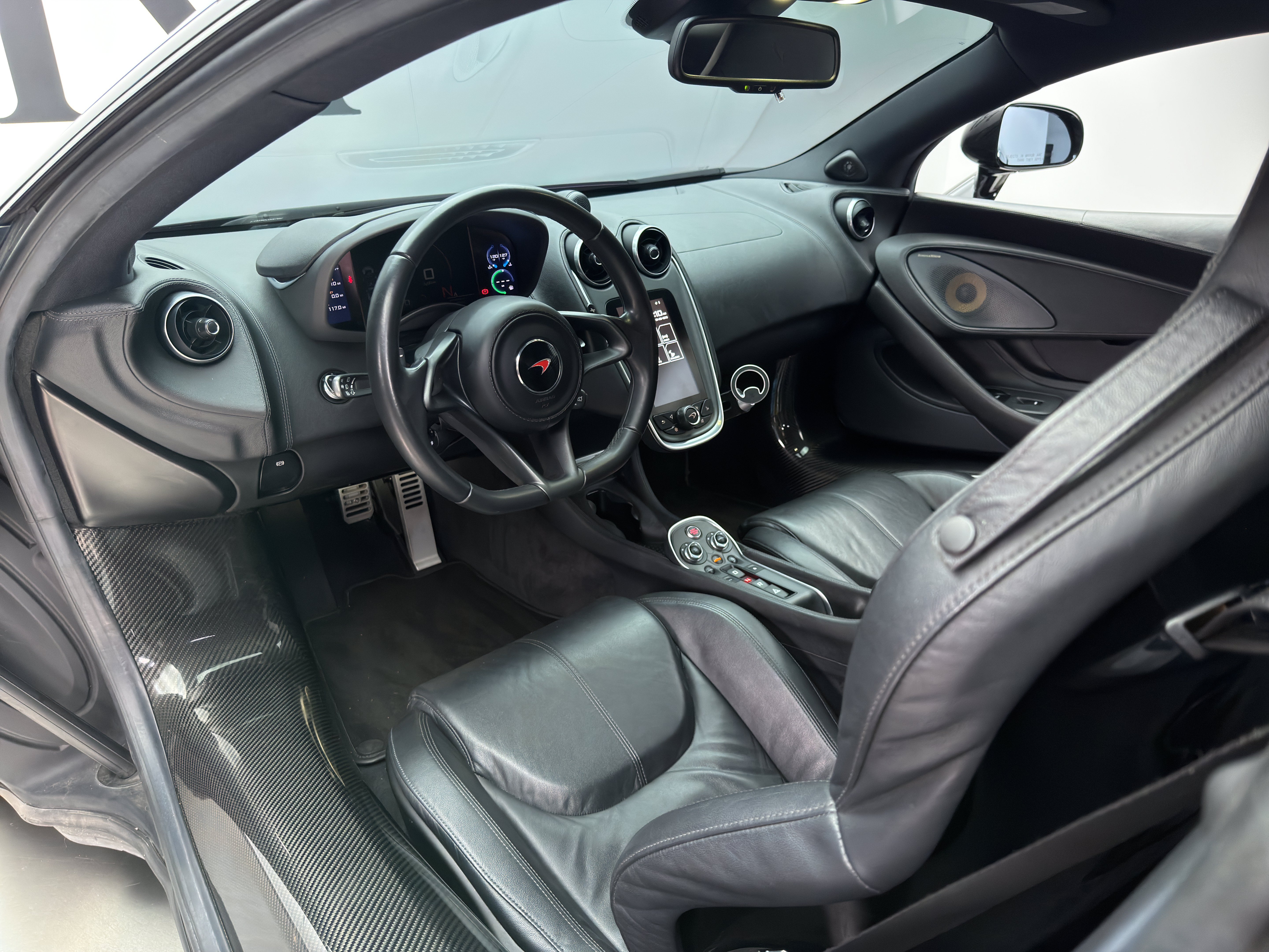 Used 2016 McLaren 570S Coupe RWD image 2