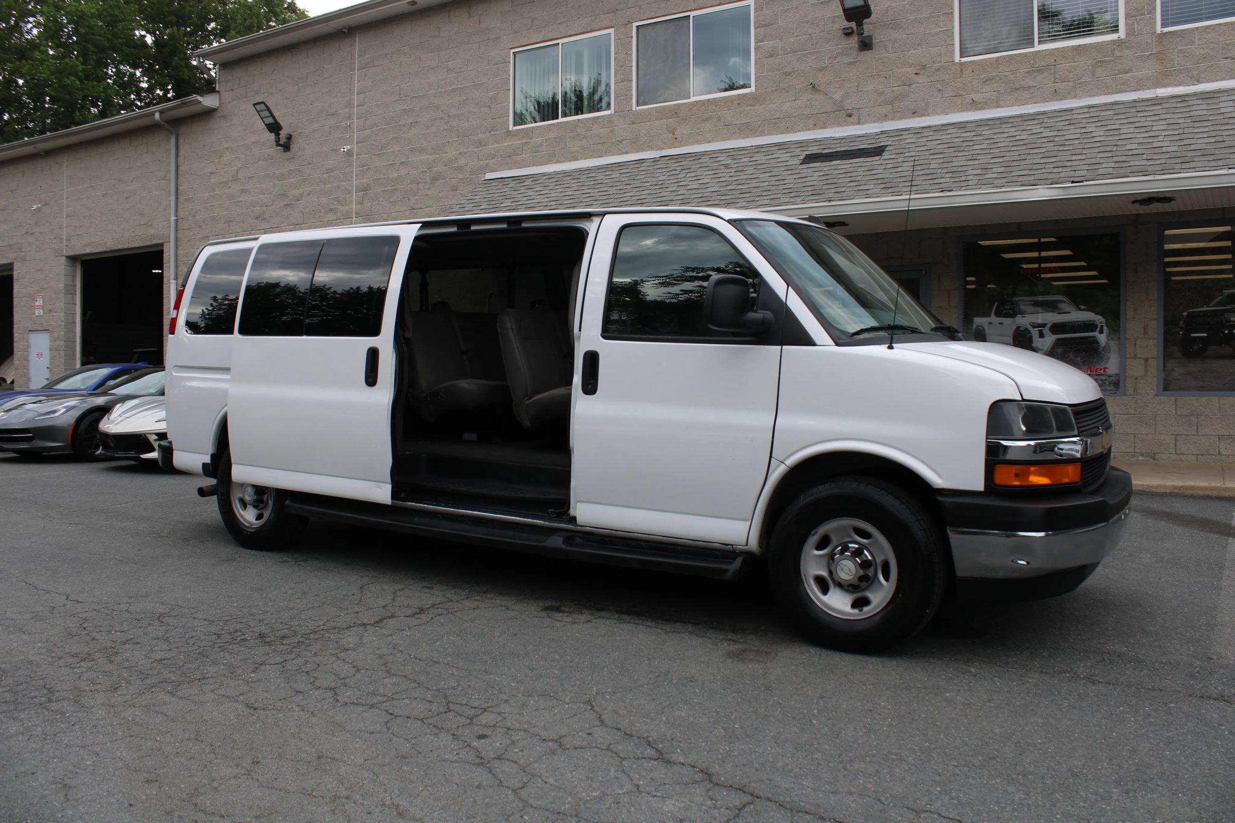 Used 2019 Chevrolet Express 3500 LT w/ LT Preferred Equipment Group RWD image 5