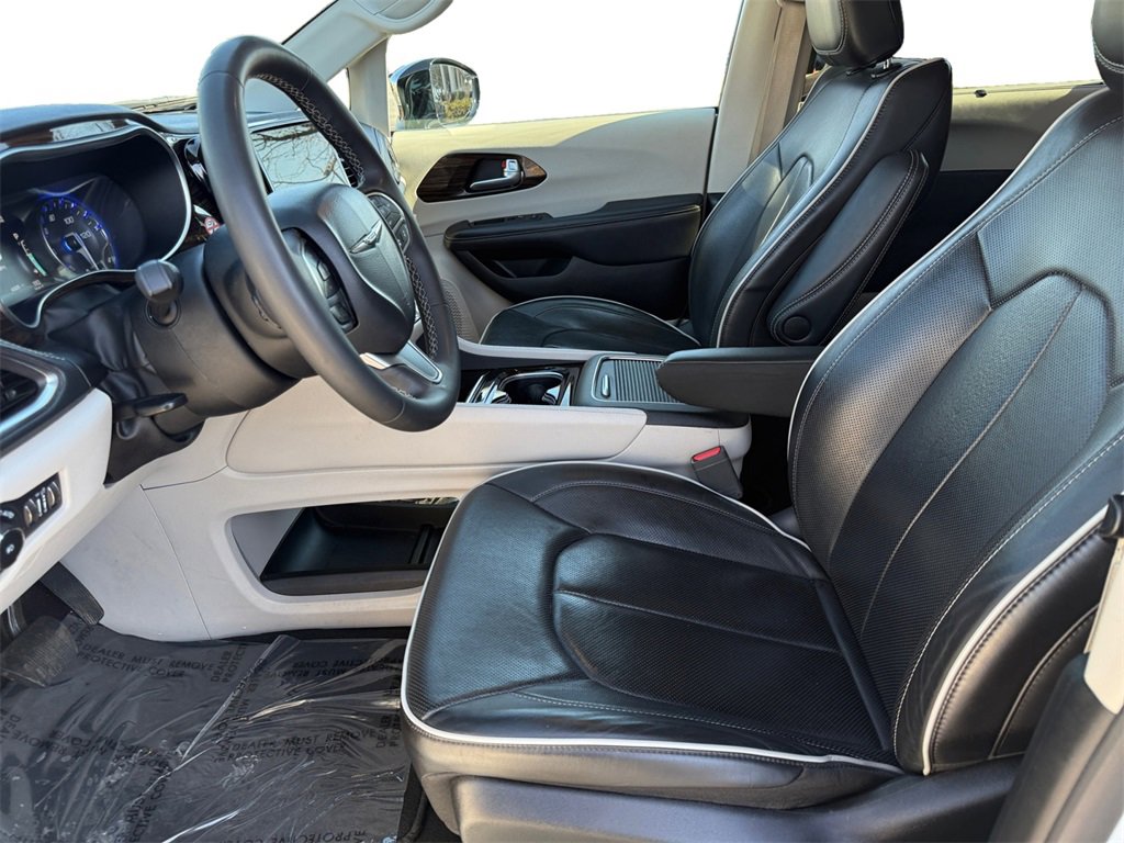 Certified 2023 Chrysler Pacifica Limited image 9