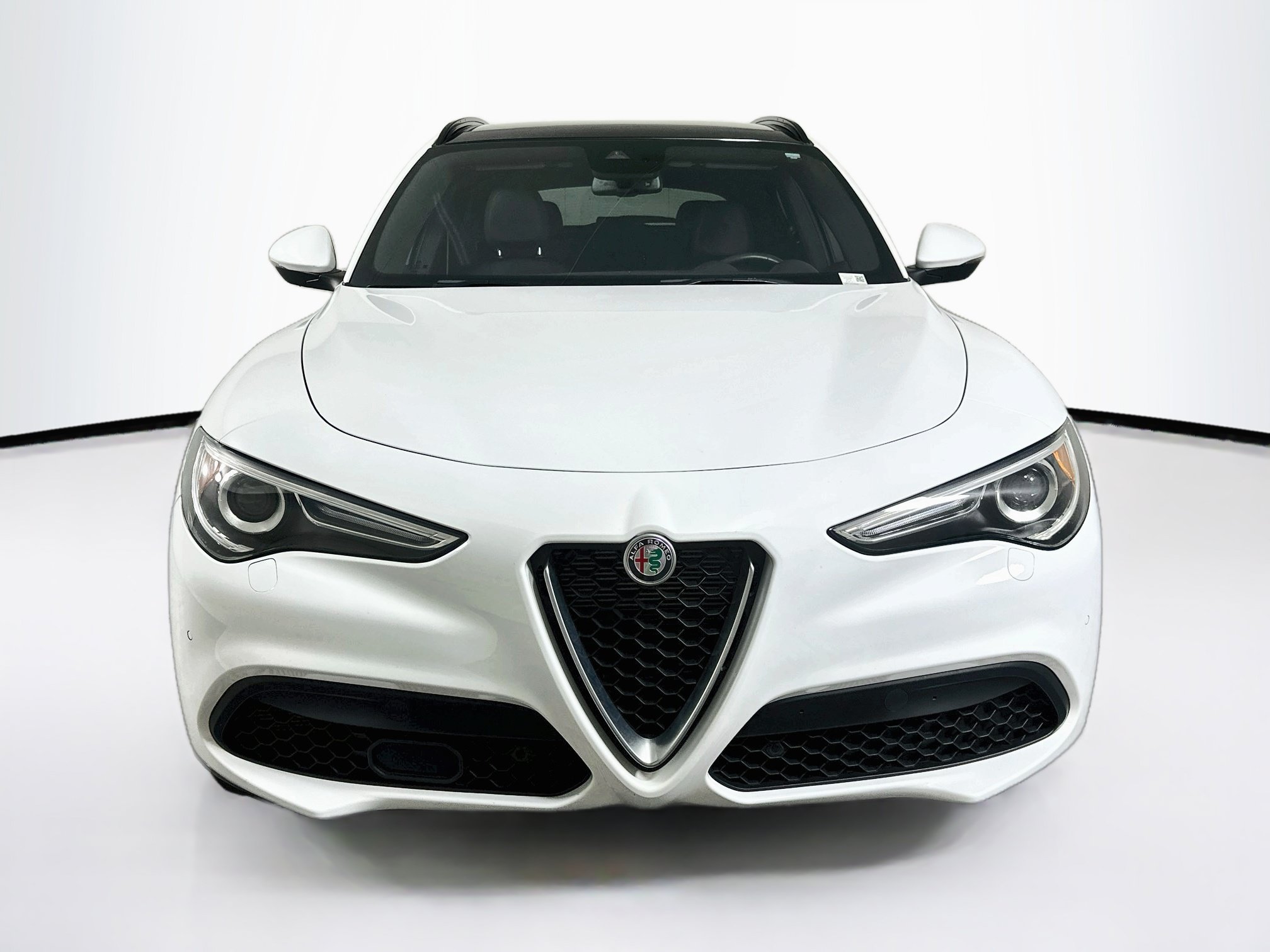 Used 2023 Alfa Romeo Stelvio Ti AWD/4WD image 2