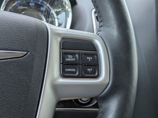 Used 2016 Chrysler Town & Country Touring-L FWD image 33