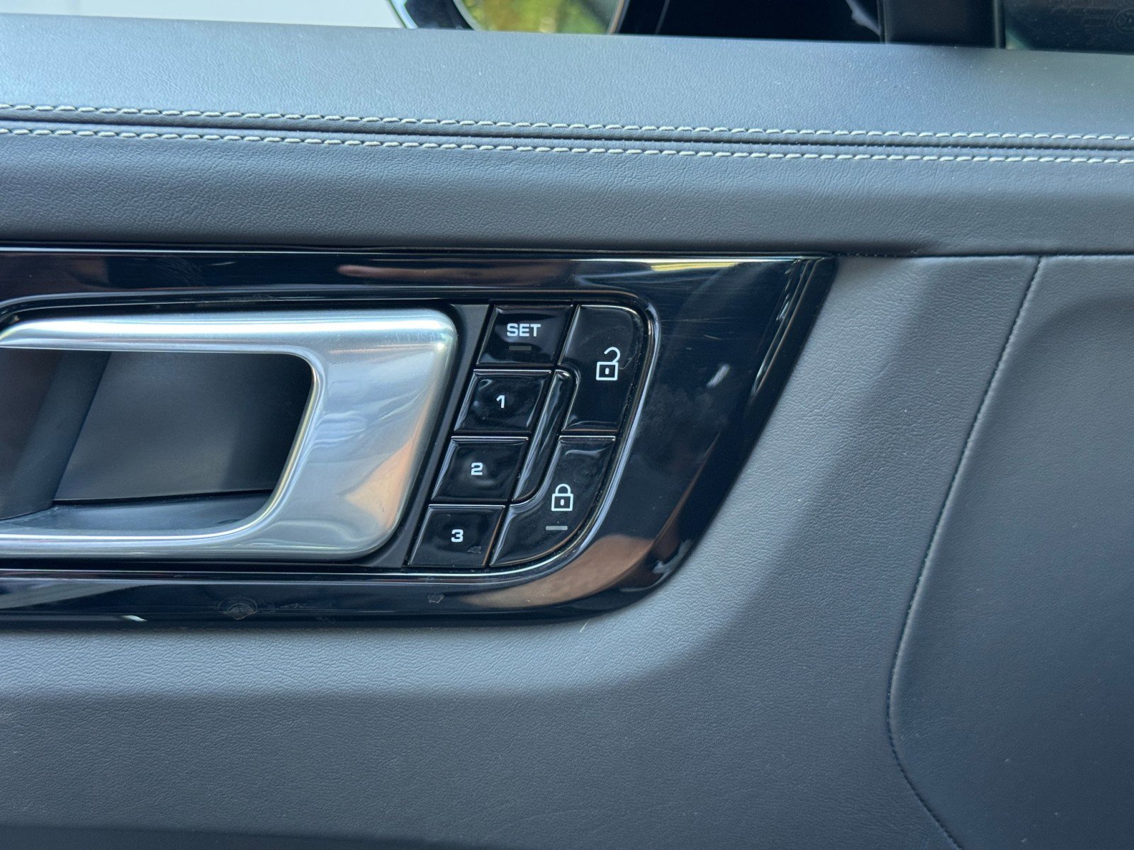 Used 2021 Porsche Cayenne Turbo S image 19