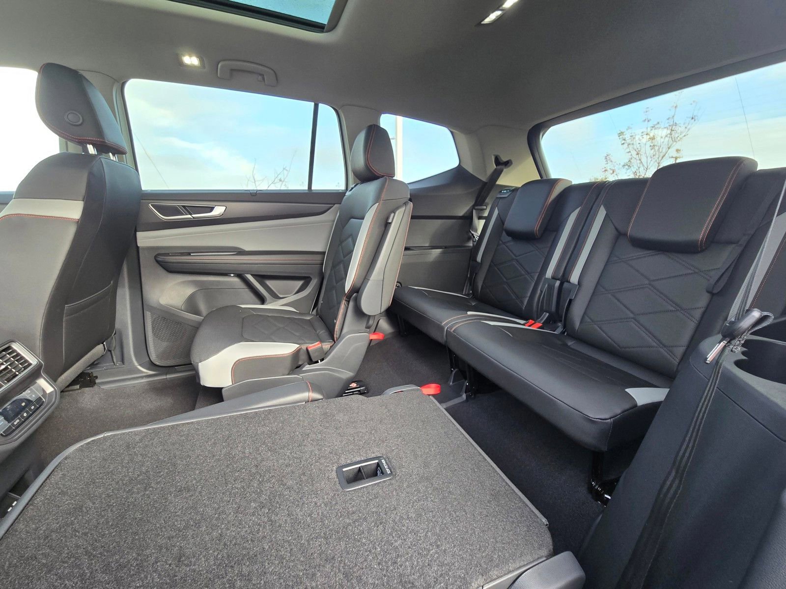 New 2026 Volkswagen Atlas Peak Edition image 8