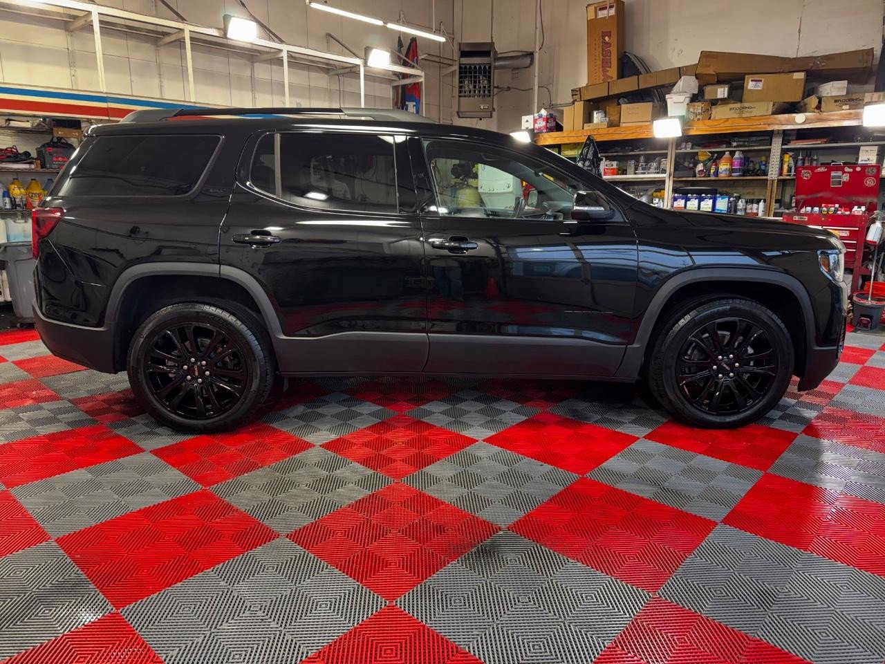 Used 2023 GMC Acadia SLT w/ Elevation Edition image 8