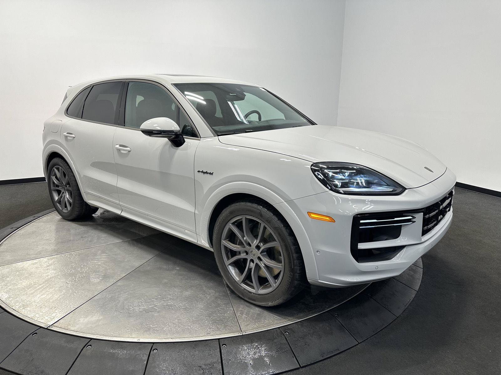 Certified 2025 Porsche Cayenne Turbo AWD/4WD image 10