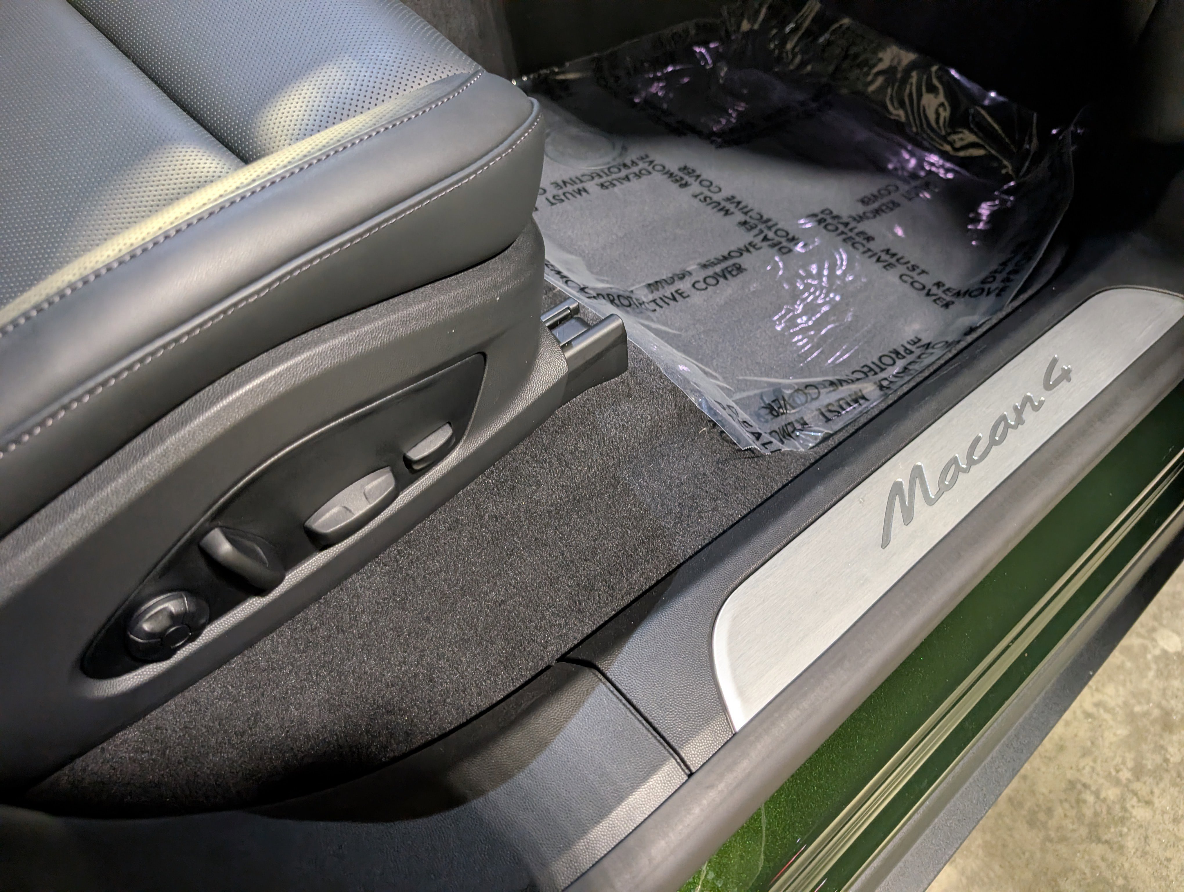 Used 2025 Porsche Macan 4 Electric image 29