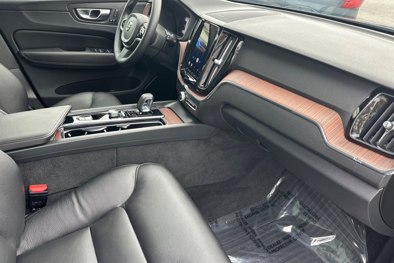 Certified 2023 Volvo XC60 T8 Plus w/ Protection Package Premier AWD/4WD image 17