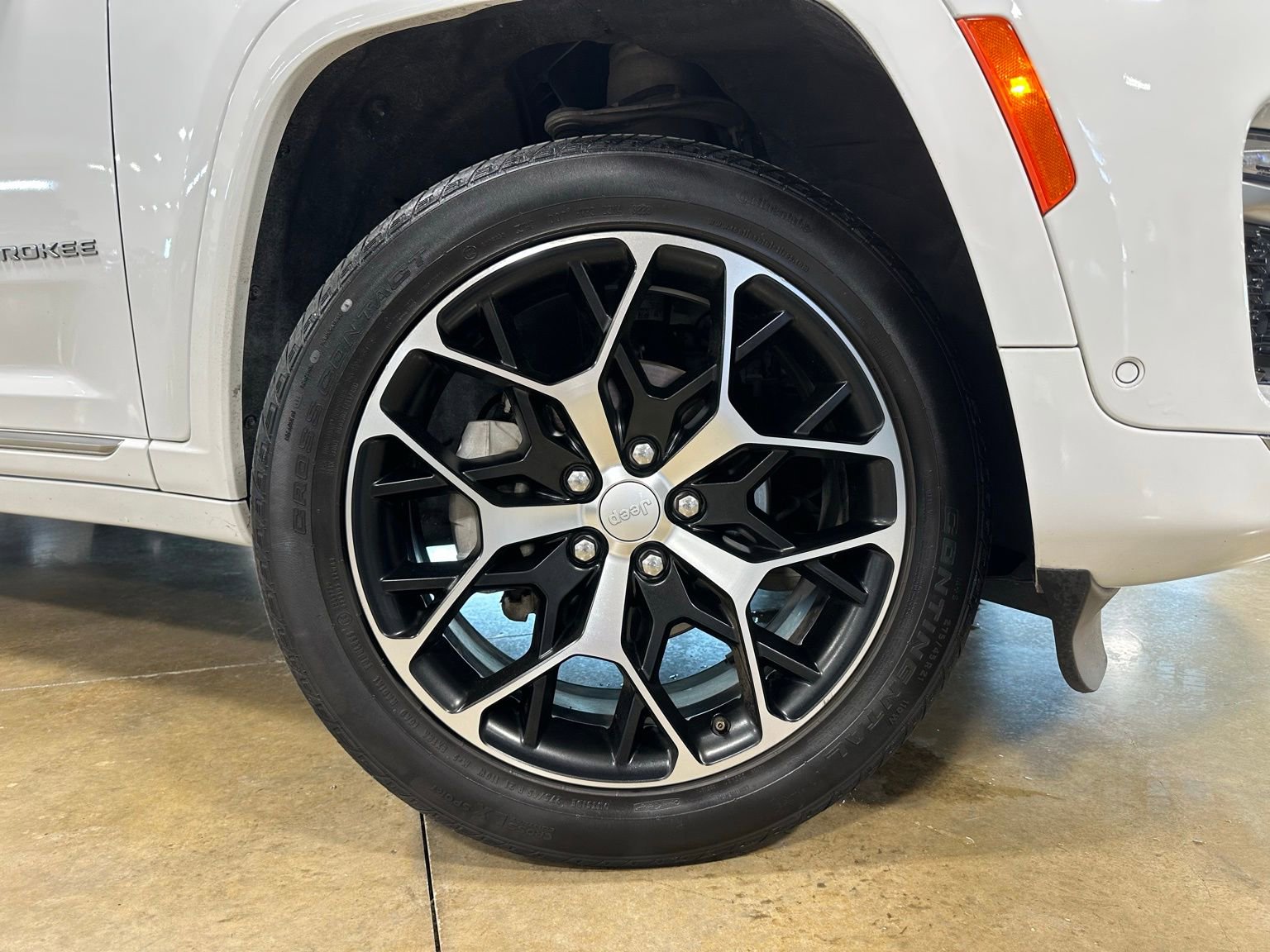 Used 2024 Jeep Grand Cherokee Summit AWD/4WD image 10
