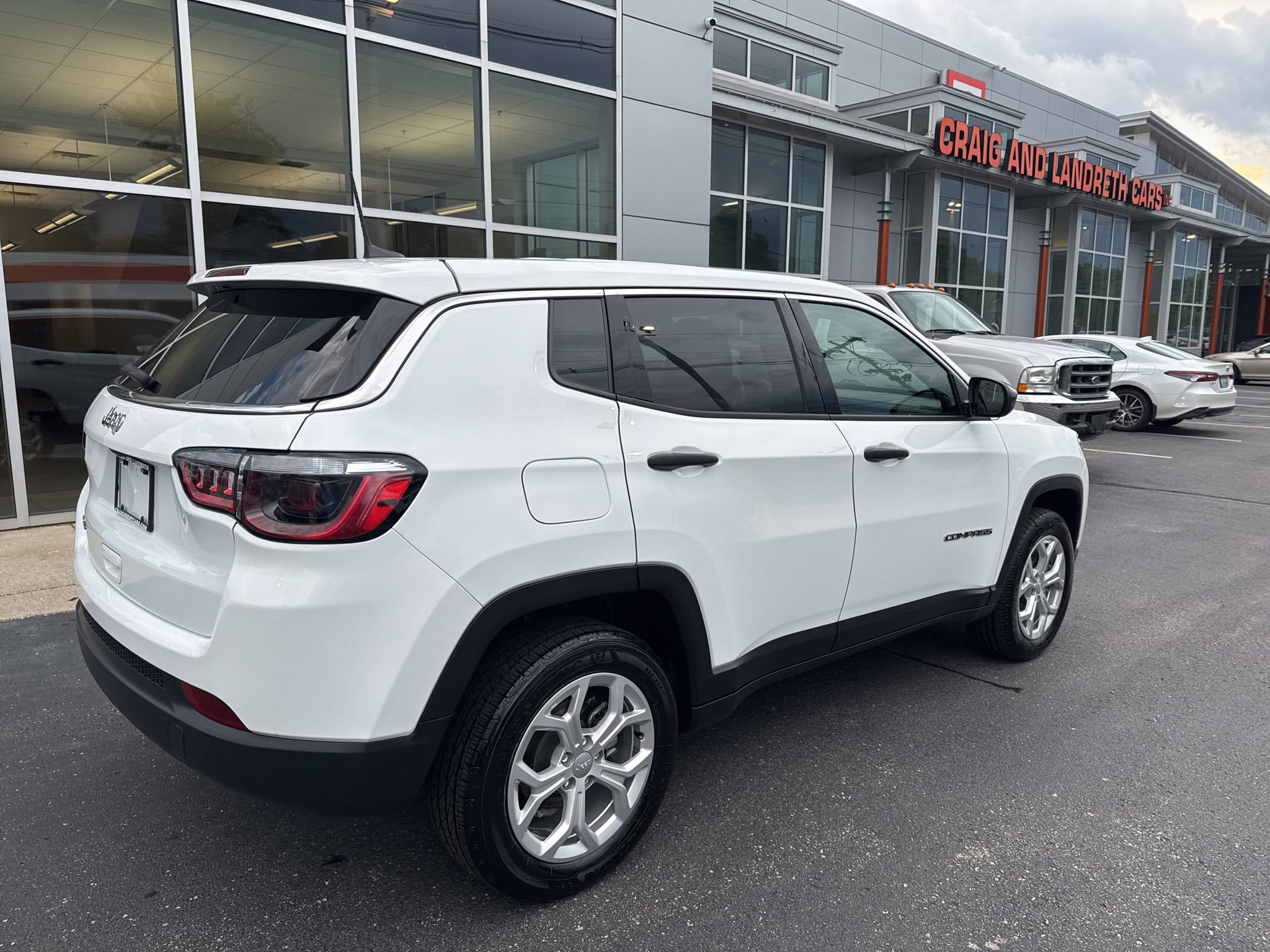 Used 2024 Jeep Compass Sport image 2