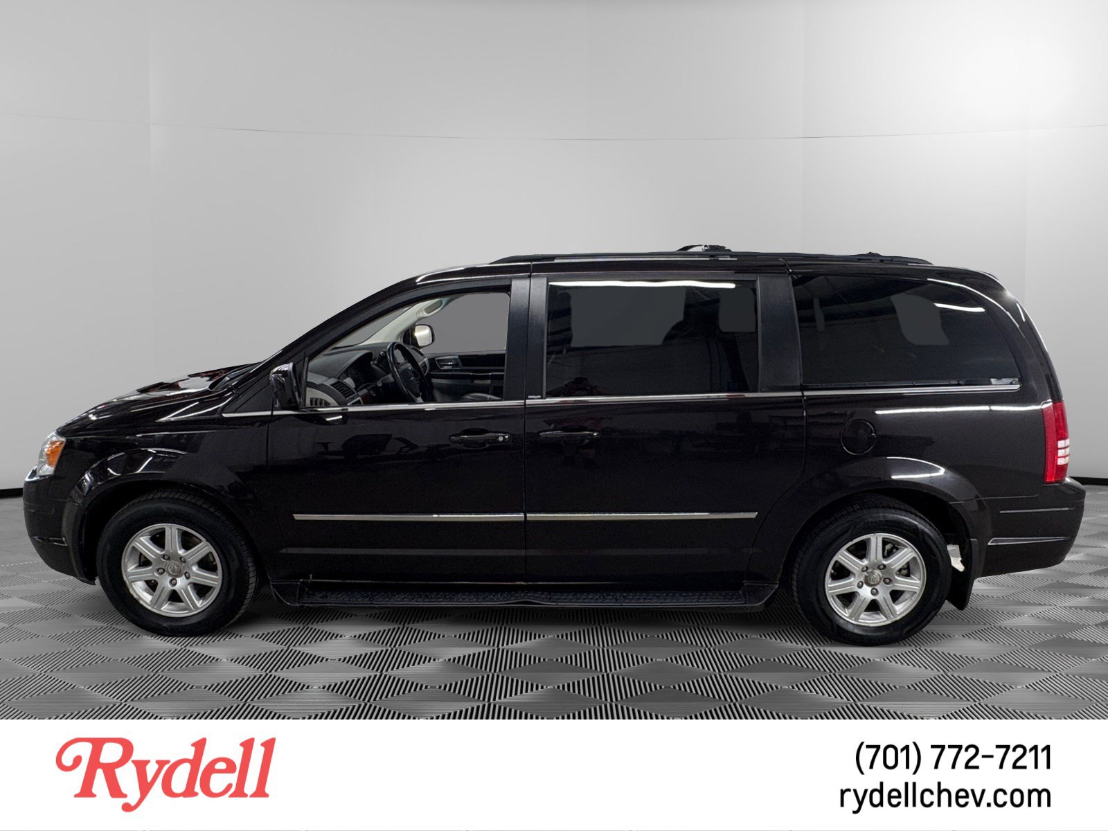 Used 2010 Chrysler Town & Country Touring Plus FWD image 2
