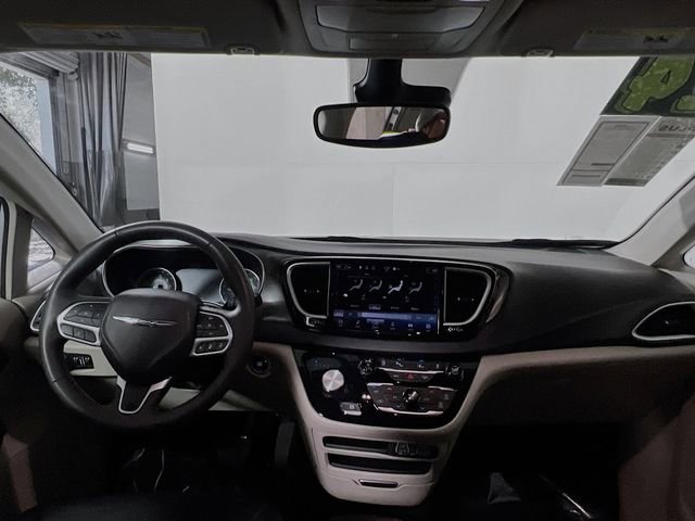 Used 2024 Chrysler Pacifica Touring-L FWD image 26