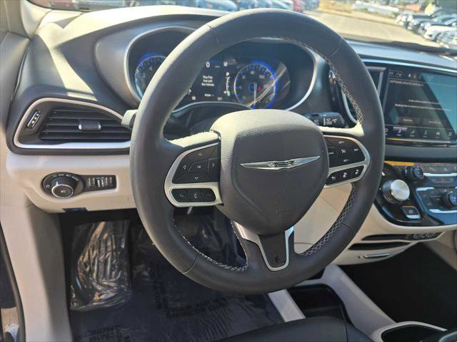 Used 2024 Chrysler Pacifica Touring-L FWD image 26