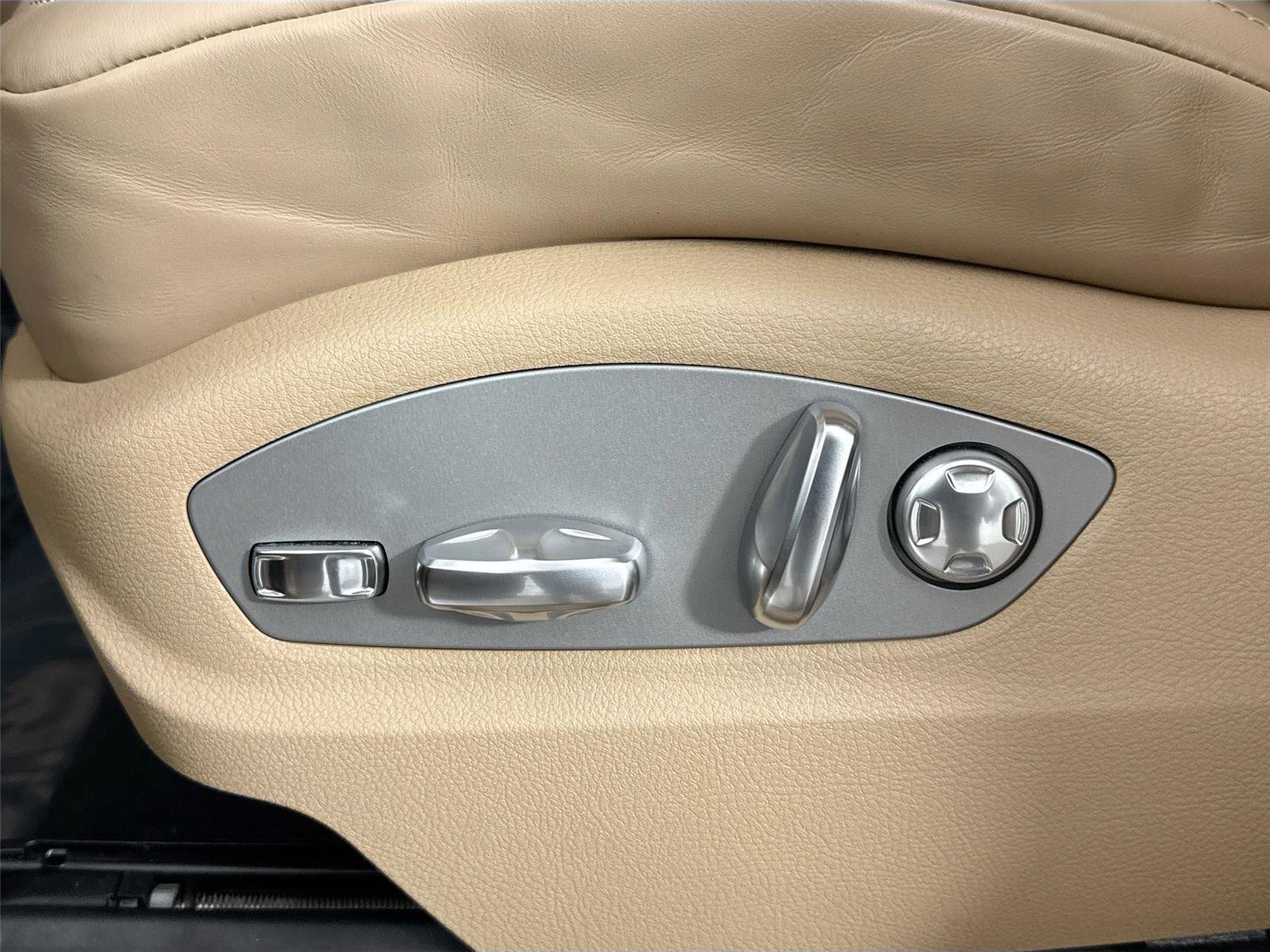 Used 2024 Porsche Macan T w/ Premium Plus Package image 29