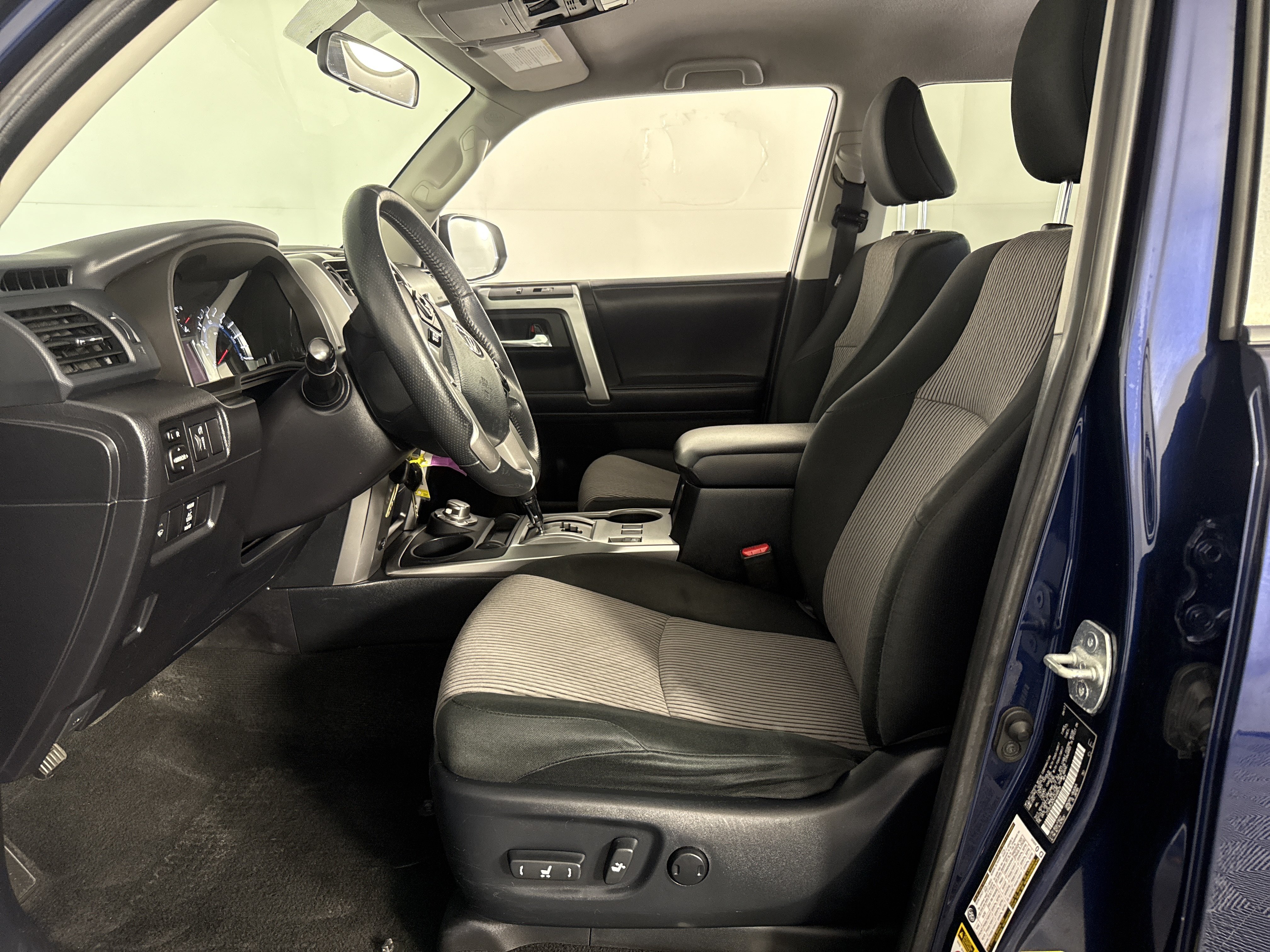 Used 2017 Toyota 4Runner SR5 AWD/4WD image 15