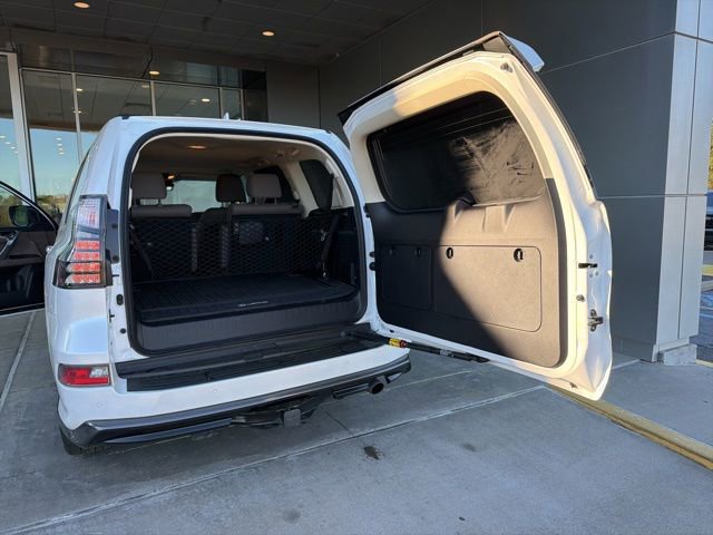 Used 2023 Lexus GX 460 Premium w/ Accessory Package AWD/4WD image 16