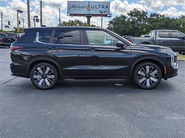 New 2025 Mitsubishi Outlander SE image 4