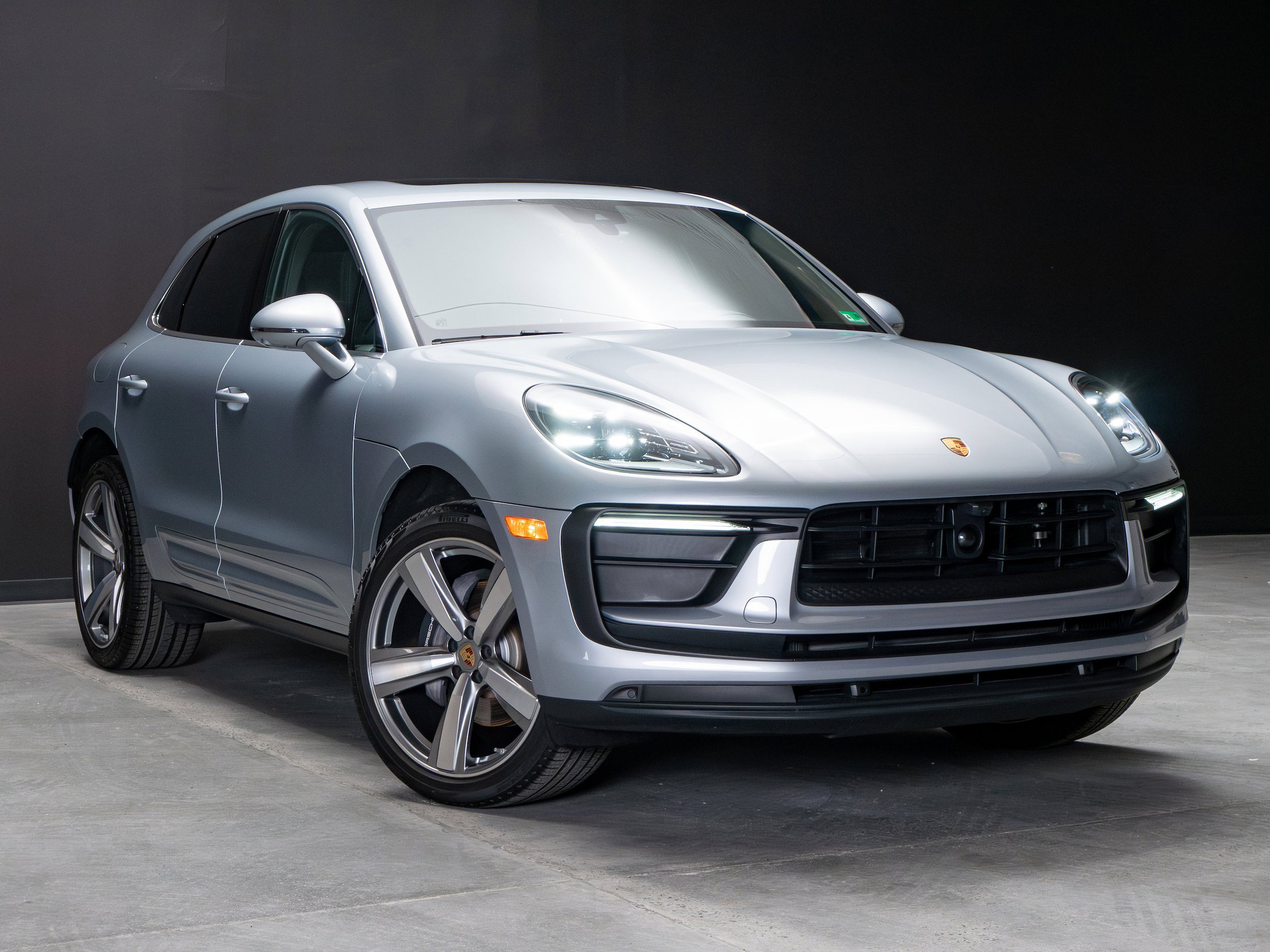 Certified 2025 Porsche Macan AWD/4WD image 9
