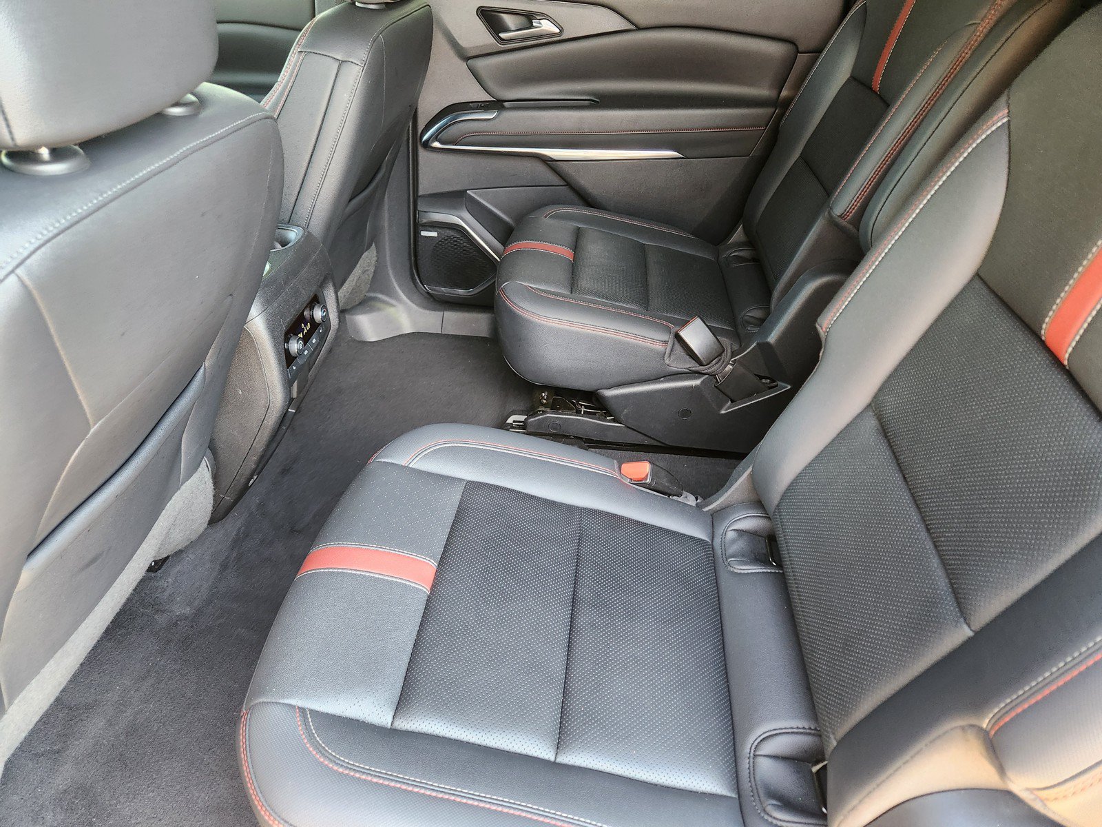 Used 2024 Chevrolet Traverse RS FWD image 13
