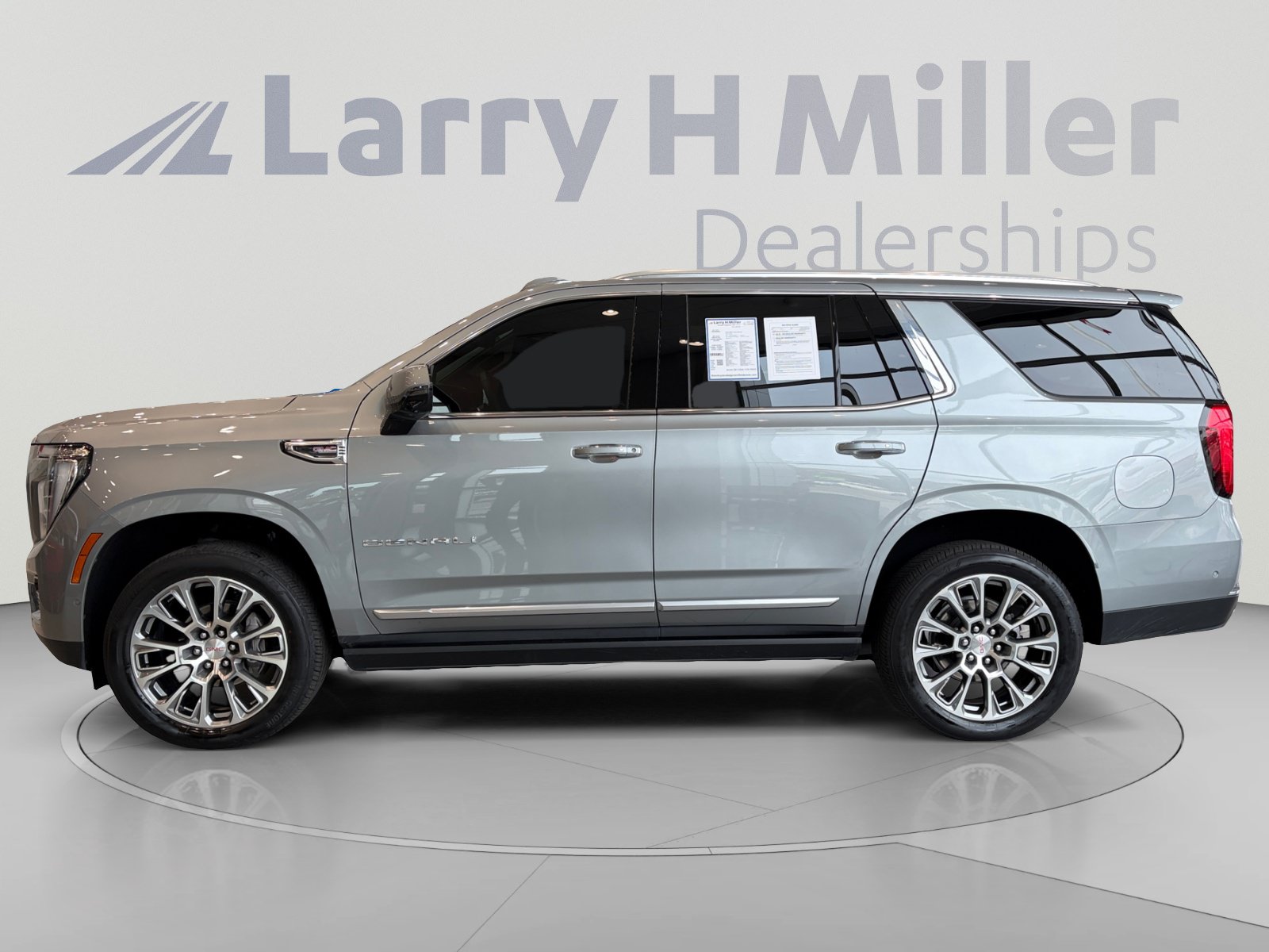 Used 2025 GMC Yukon Denali w/ Denali Reserve Package AWD/4WD image 2