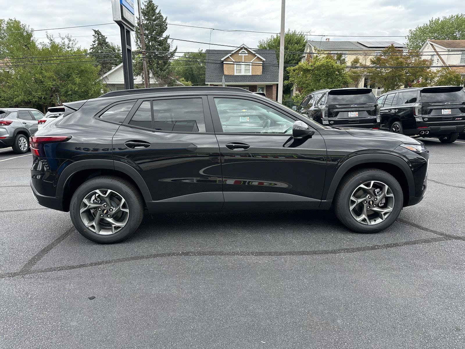 New 2026 Chevrolet Trax LT w/ Sunroof Package FWD image 8