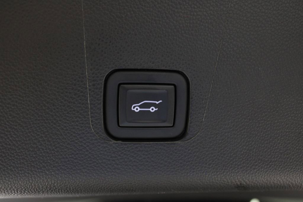 Used 2023 Chevrolet Traverse RS FWD image 18