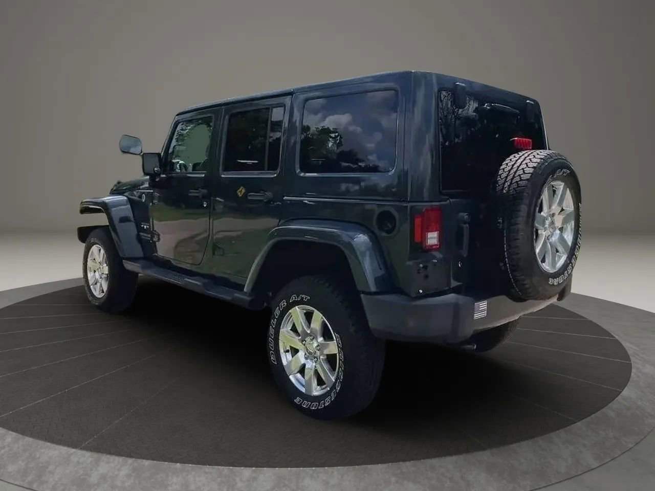 Used 2017 Jeep Wrangler Unlimited Sahara w/ Dual Top Group AWD/4WD image 4