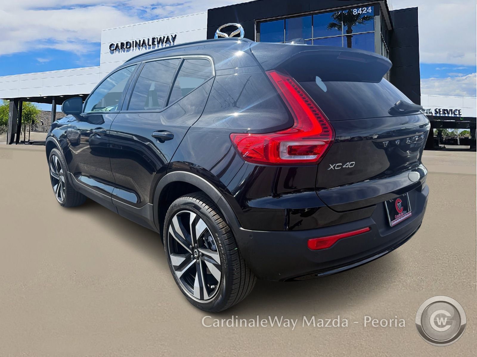 Used 2025 Volvo XC40 B5 Plus image 4