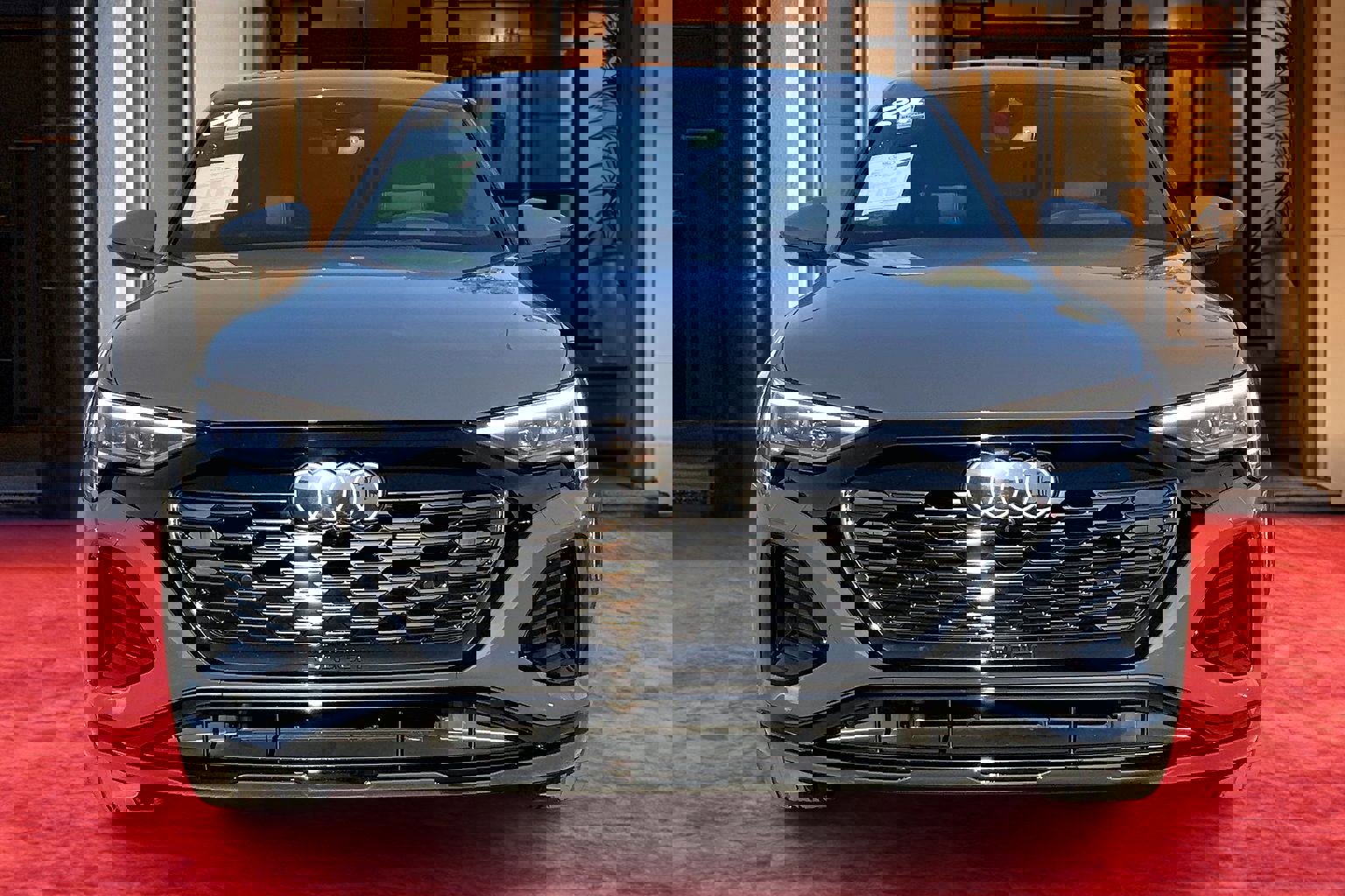 Used 2024 Audi Q8 e-tron Prestige image 3