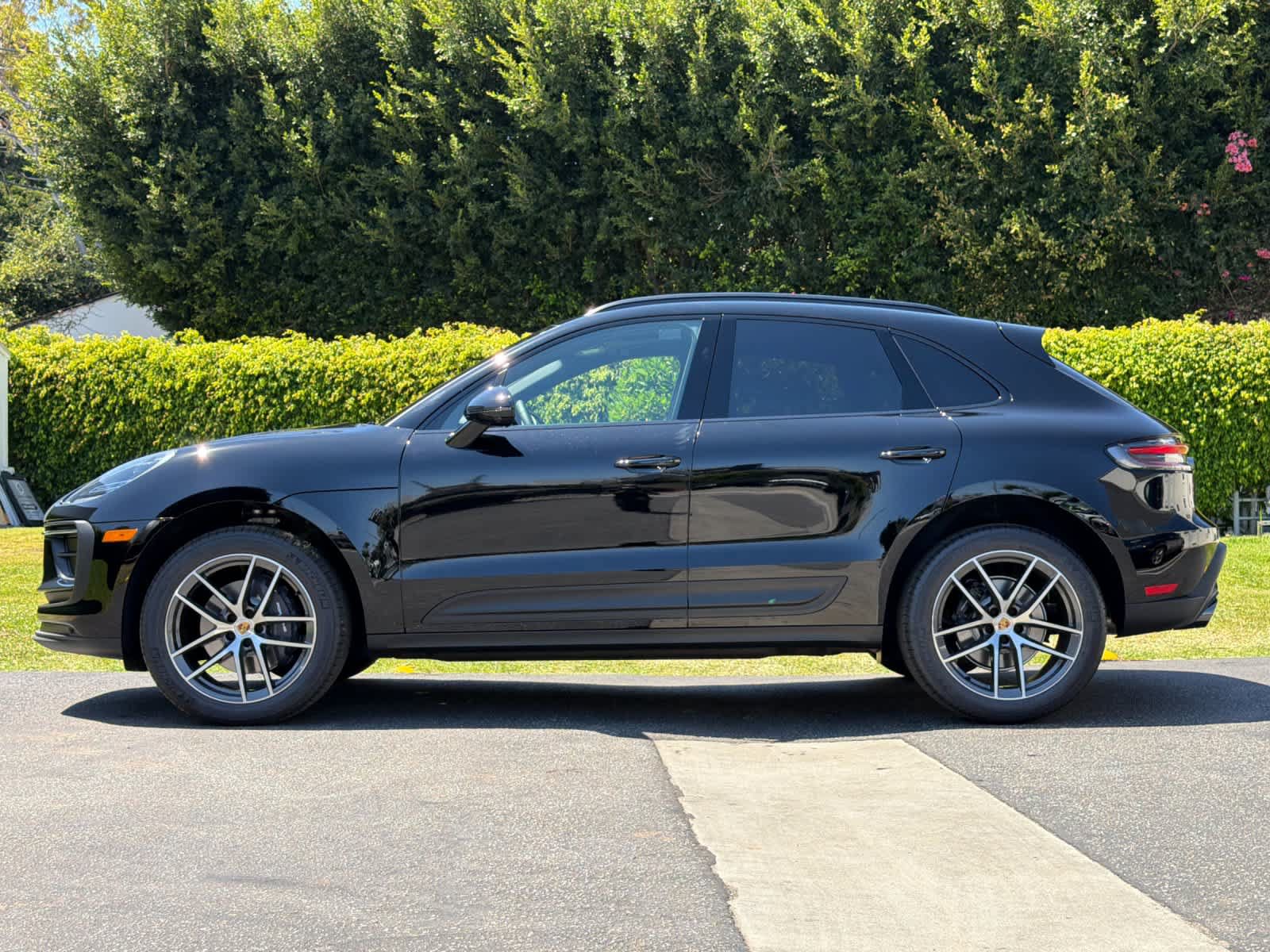 New 2026 Porsche Macan AWD/4WD image 2