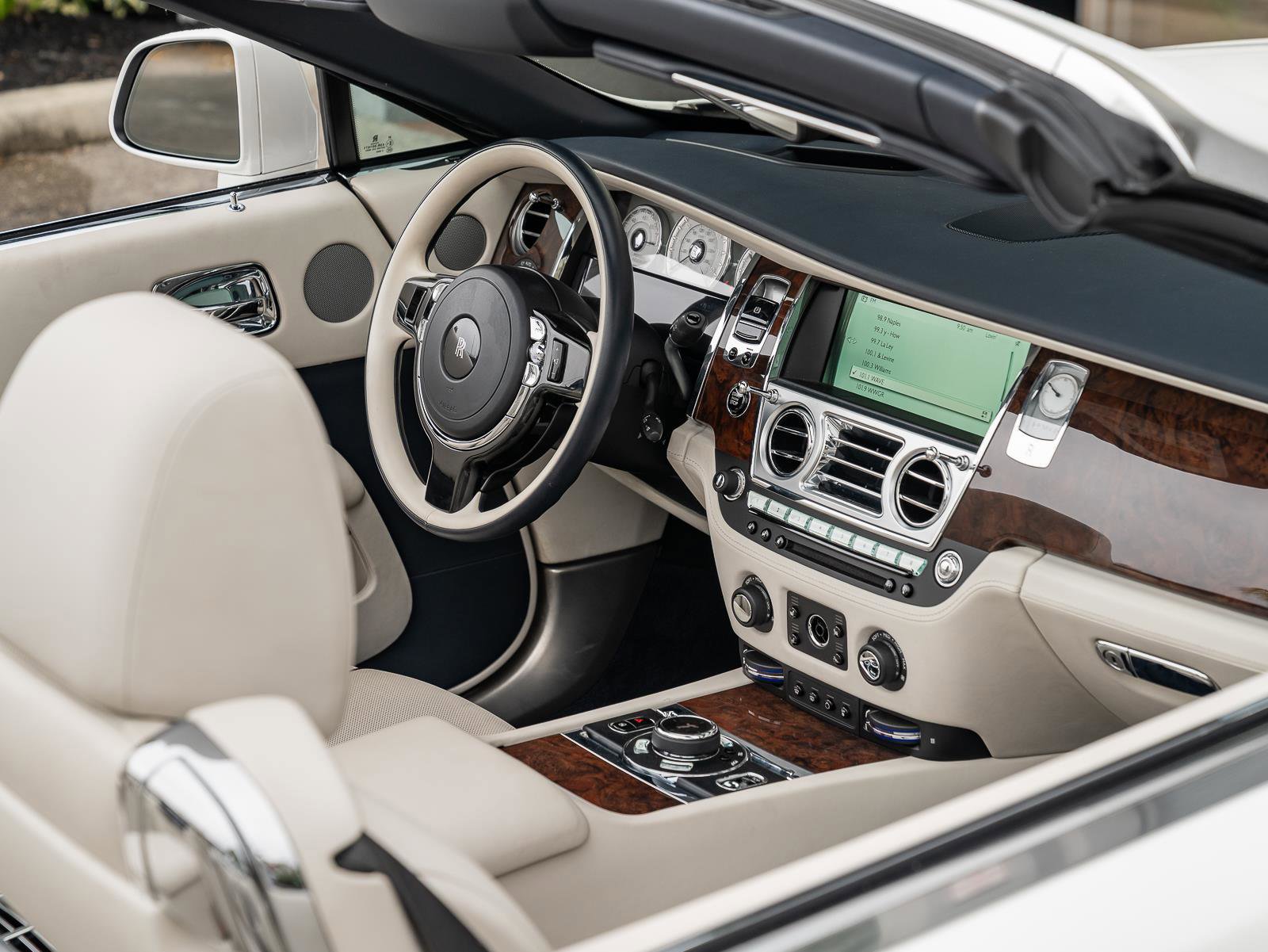 Used 2017 Rolls-Royce Dawn image 16