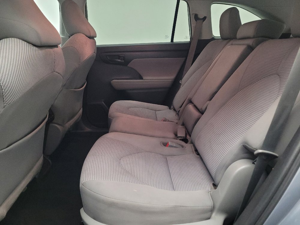 Used 2020 Toyota Highlander LE FWD image 18