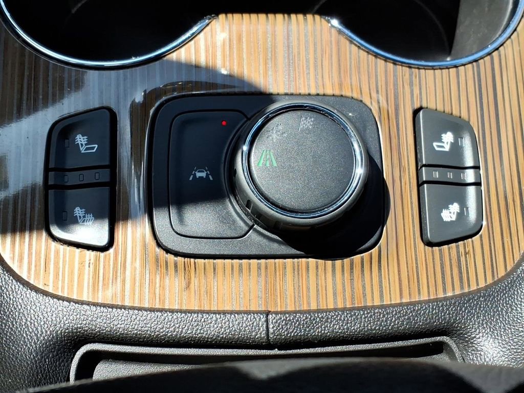 Used 2021 GMC Acadia SLE w/ Driver Convenience Package FWD image 20