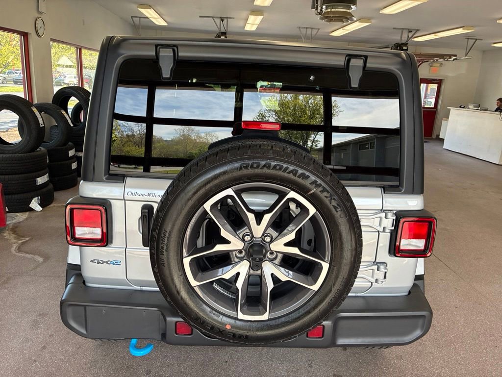 Used 2024 Jeep Wrangler Unlimited w/ Convenience Group AWD/4WD image 13