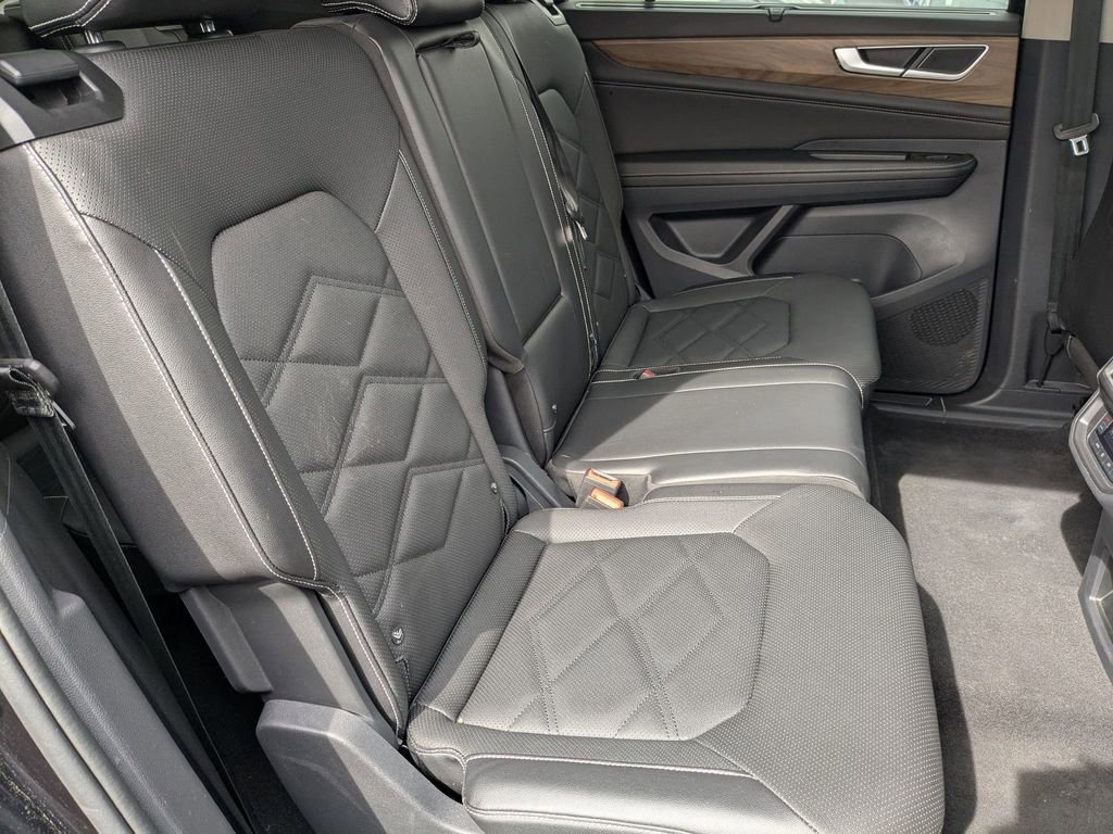 Used 2025 Volkswagen Atlas SE image 31
