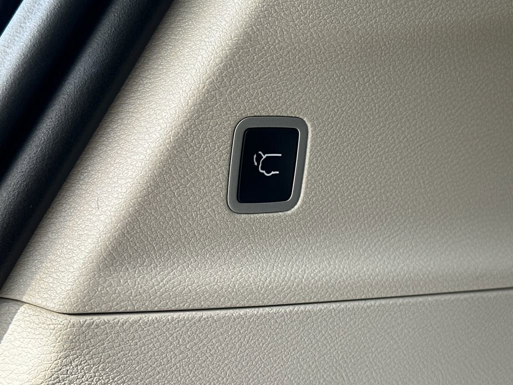 Used 2023 Chrysler Pacifica Touring-L image 7