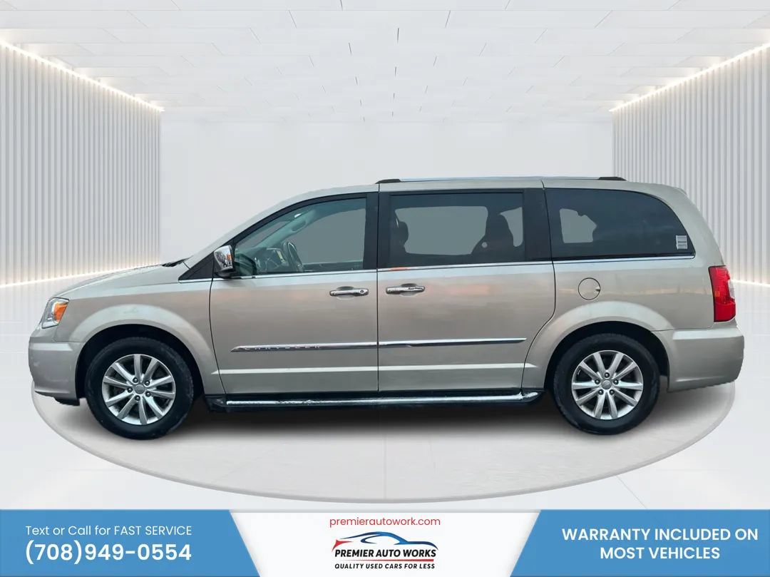 Used 2015 Chrysler Town & Country Limited Platinum FWD image 9