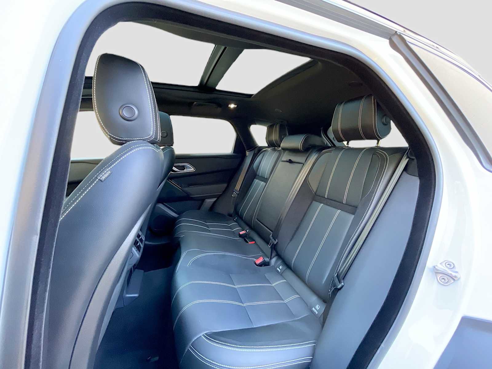 Certified 2022 Land Rover Range Rover Velar R-Dynamic S image 16