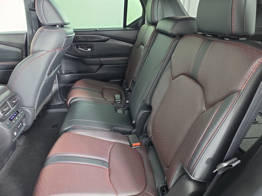 Used 2025 Honda Pilot Black Edition image 31
