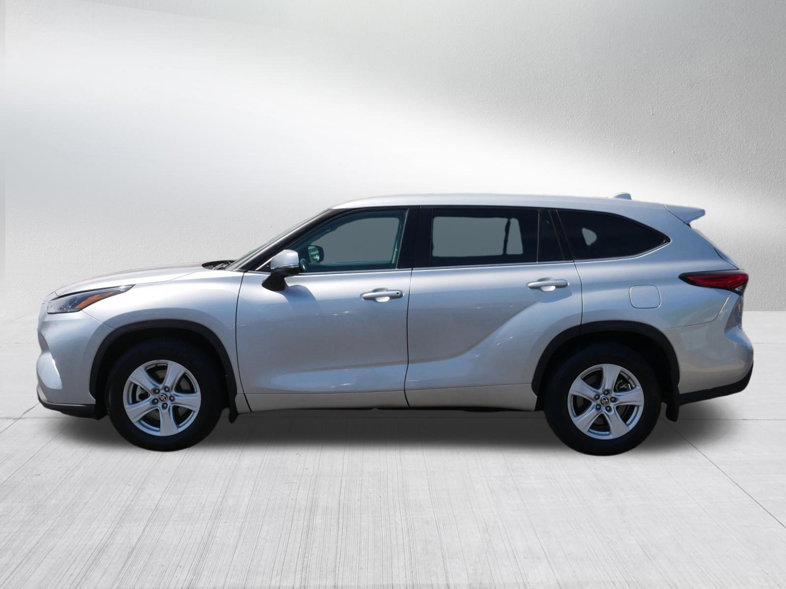 Used 2021 Toyota Highlander LE AWD/4WD image 4