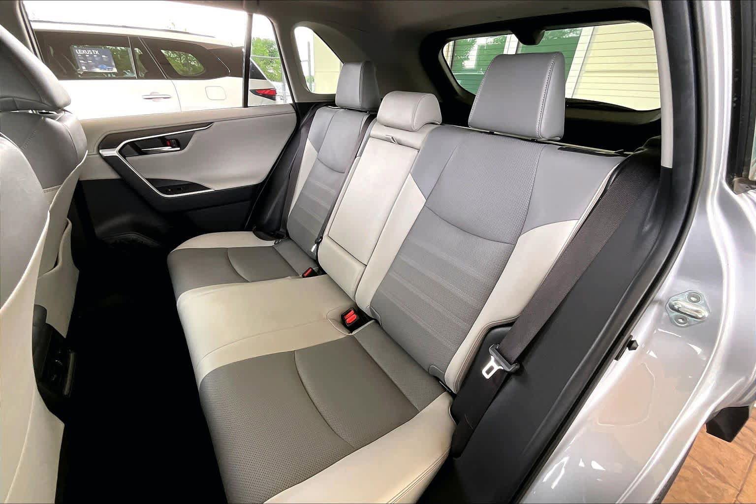 Used 2020 Toyota RAV4 Limited FWD image 19