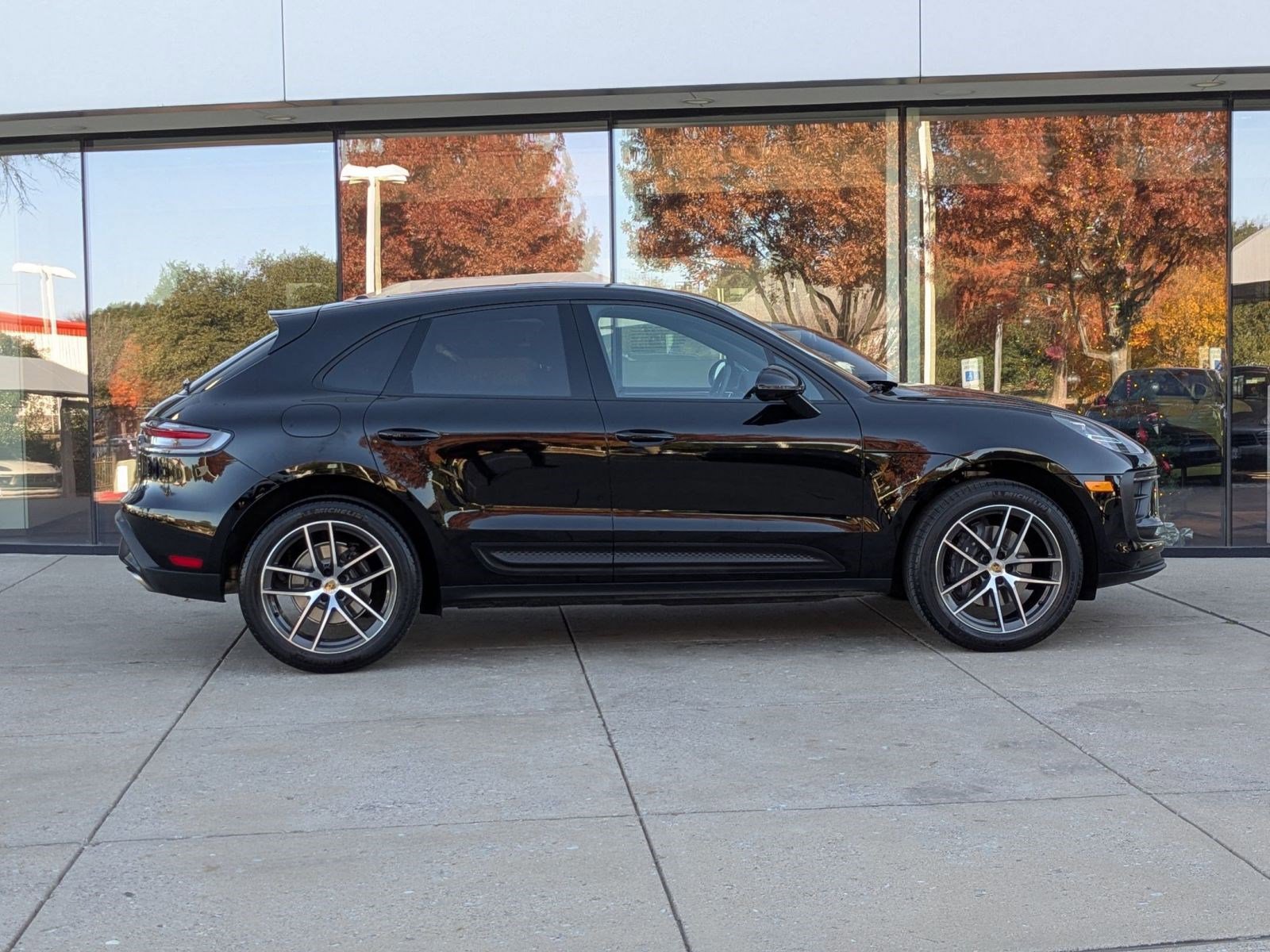 Used 2025 Porsche Macan image 8