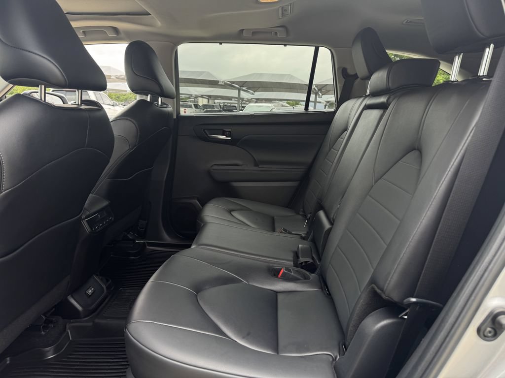 Used 2024 Toyota Highlander XLE AWD/4WD image 28