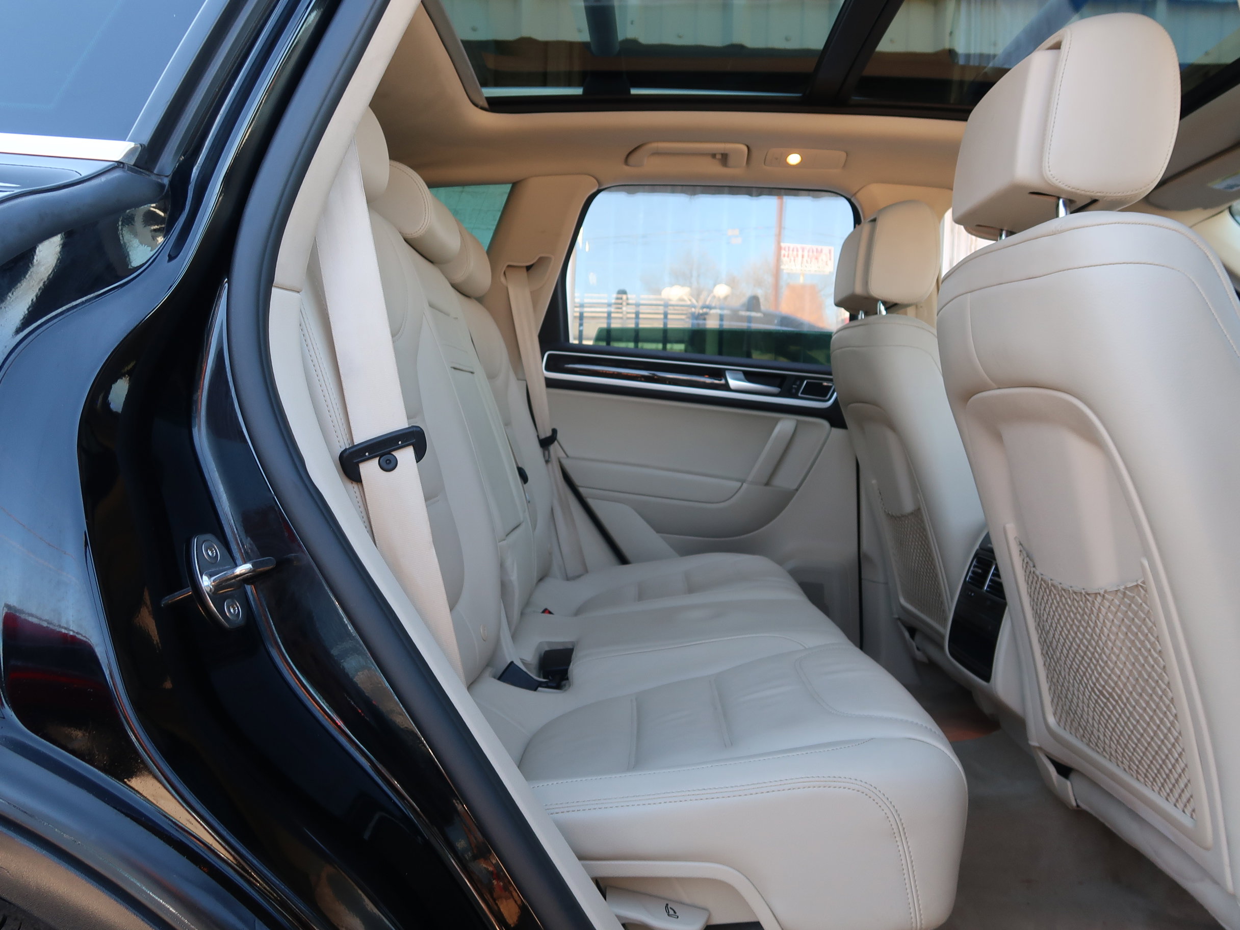 Used 2014 Volkswagen Touareg Executive image 40