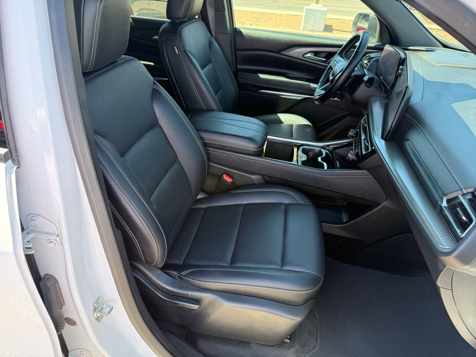 Used 2025 Chevrolet Traverse LT FWD image 31