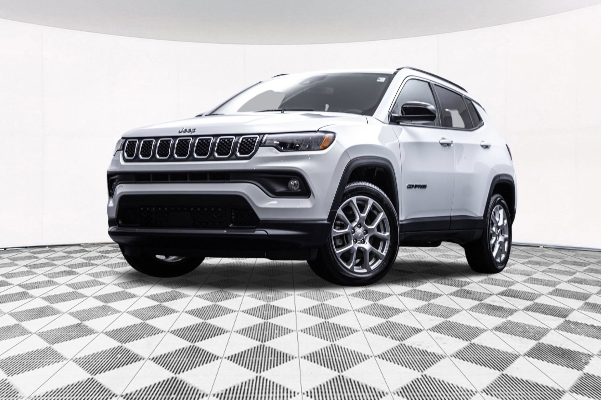 Used 2023 Jeep Compass Latitude AWD/4WD image 2