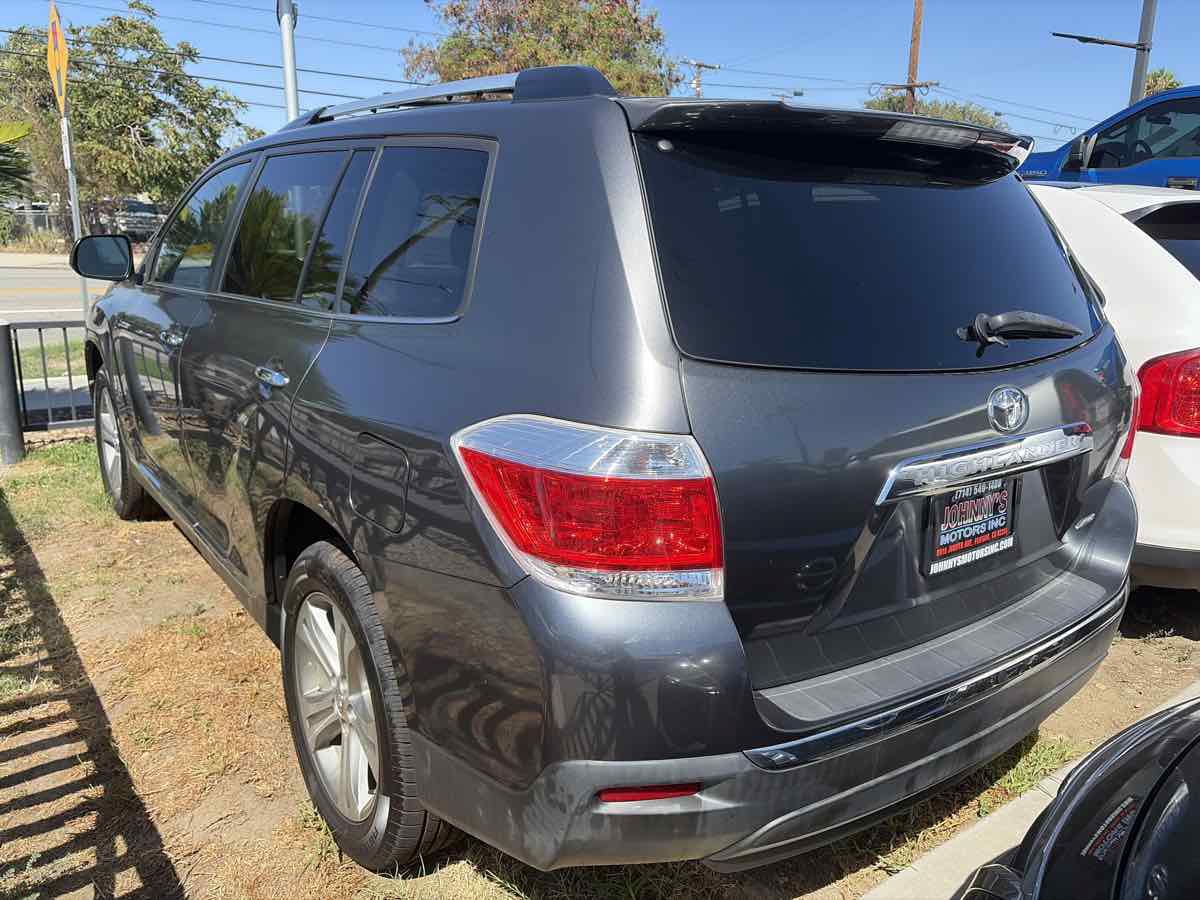 Used 2012 Toyota Highlander Limited w/ Tow Pkg AWD/4WD image 2