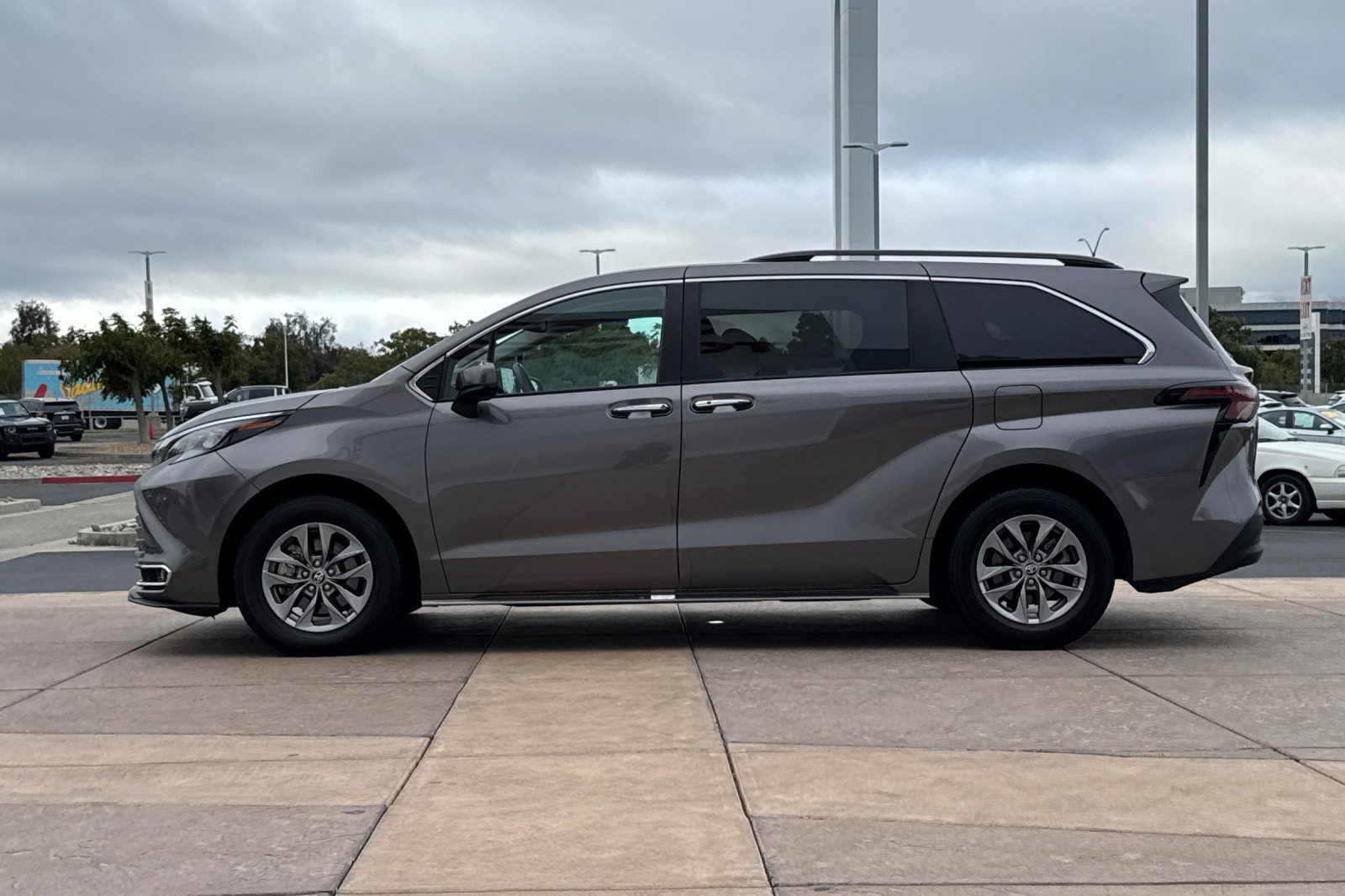 Certified 2024 Toyota Sienna XLE FWD image 8