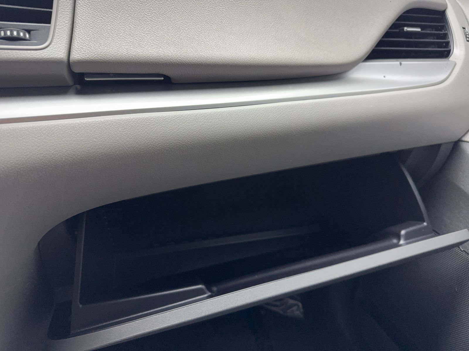 Used 2018 Toyota Sienna LE w/ Carpet Mat Package FWD image 31