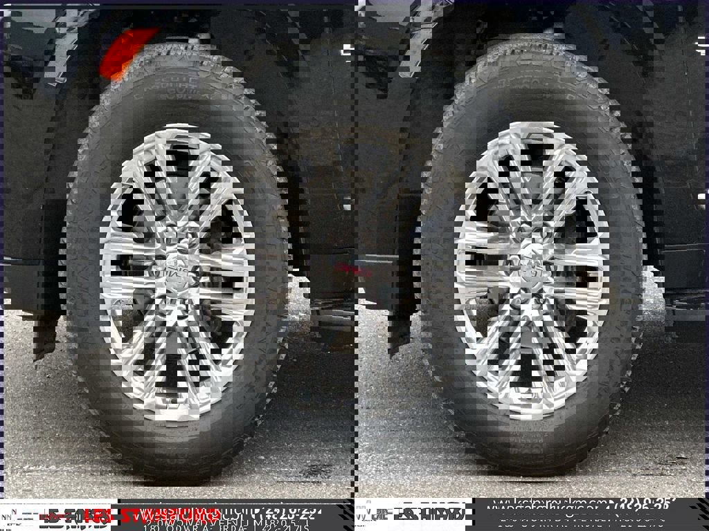 Used 2023 GMC Yukon XL SLT AWD/4WD image 10